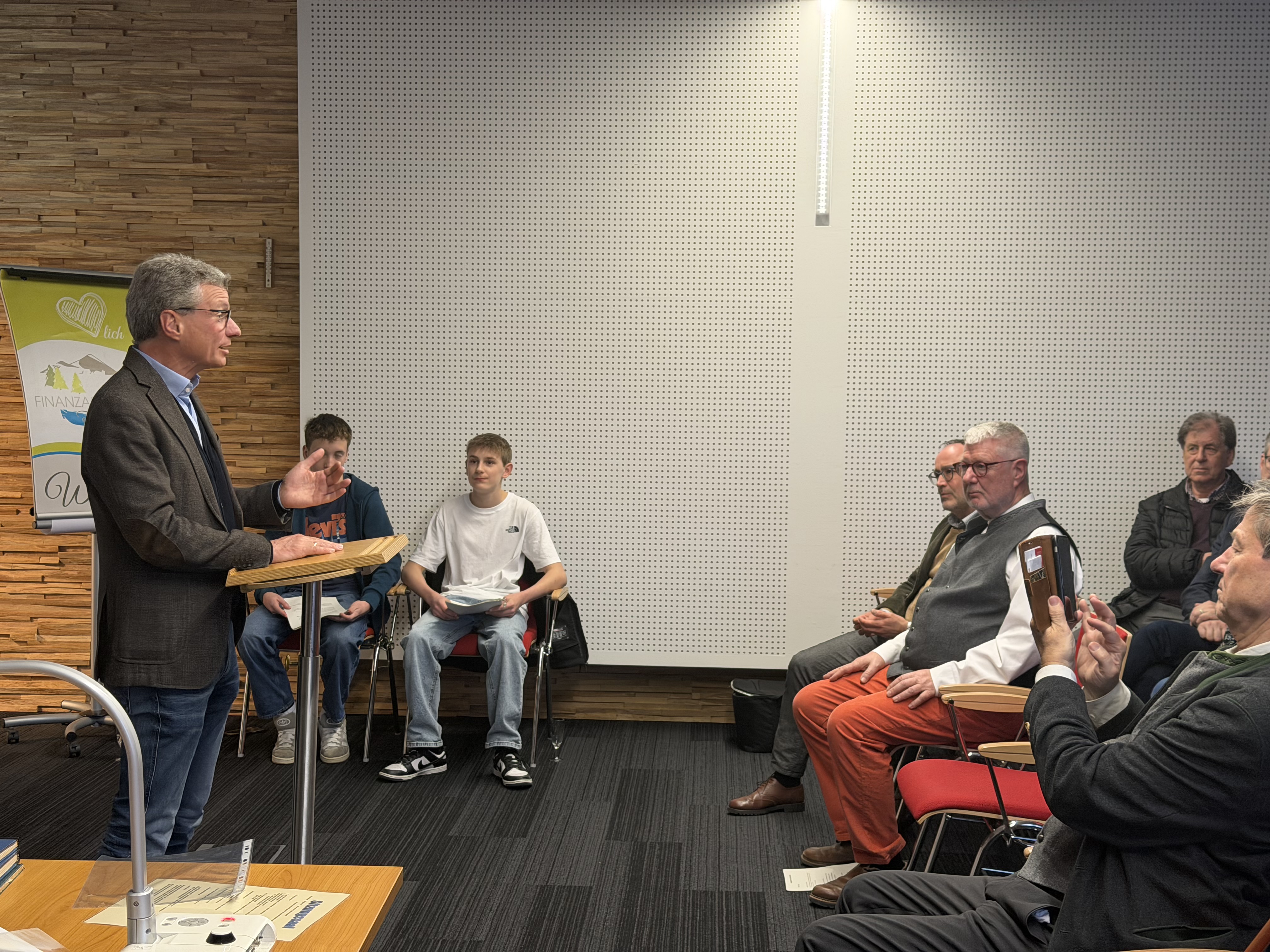 Ein Deggendorfer Ort der Demokratiegeschichte: Im Sitzungssaal des ehemaligen Landratsamtes